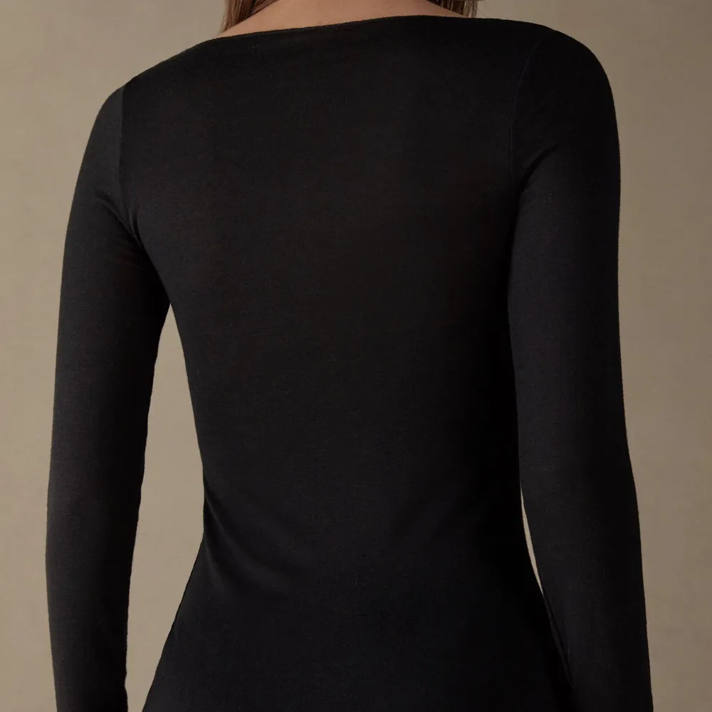 Säljer nu min svarta intimissemi tröja i Stl M. M och S är väldigt lika! Använd Max 4ggr!❤️Säljer pga att jag vill köpa en annan färg och jag tröttnat!🥰Skriv för egna bilder!. Toppar.