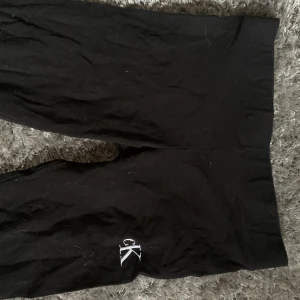 Calvin Klein svarta leggings - Säljer föratt jag inte använder dom längre . Ser lite smutsig i bilderna men i verkligheten behöver dom bli bara tvättat. Anans e dom typ perfekta 