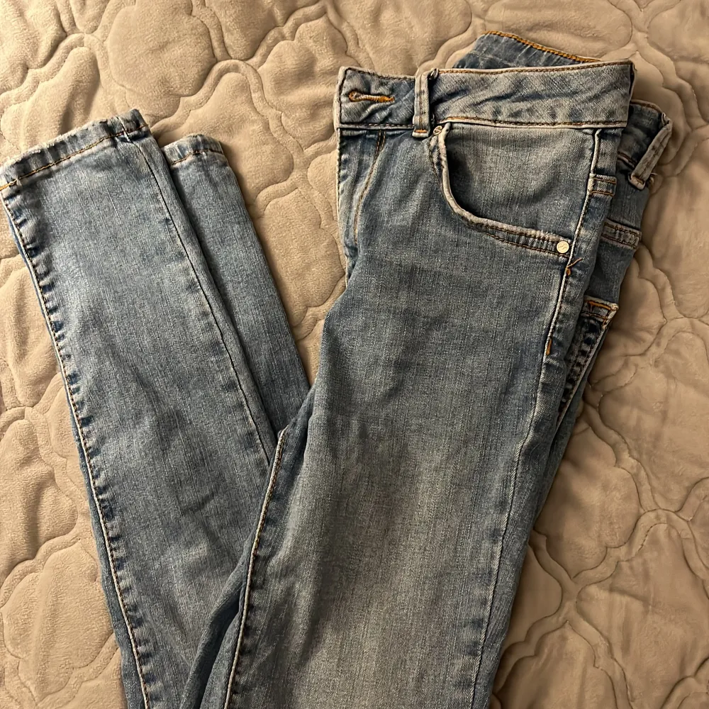 Ett par tajta skinnet jeans i storleken XS🤗. Jeans & Byxor.