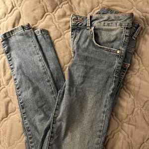 Ett par tajta skinnet jeans i storleken XS🤗