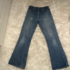 Levis 517 jeans med orange tag.  Jeansen är vidare nertill och skulle säga att dem motsvarar en 30/30 storlek. Köpta på Broadway & sons för 900kr