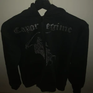 rhinestone zip up - fire cosa nostras zip up lite luddig men går att fixa använd  2-3 gånger säljer för att den inte passade 