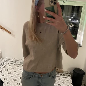 & Other stories tröja - Säljer denna fina & Other stories tröjan. Kontakta för mer info ❤️man kan köpa direkt för 400 + frakt