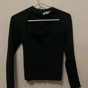 Mörkgrön tröja från zara  - Tröja från zara mörk grön  i jätte fint skick har även den i svart som jag också kan sälja om jag hittar den ❤️👌skriv om du har frågor eller vill se fler bilder 