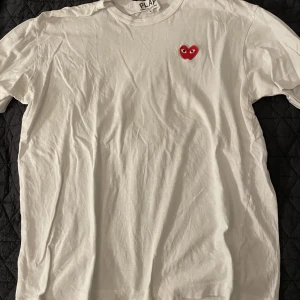 Cdg play - T-shirt som är använd men frf bra skick