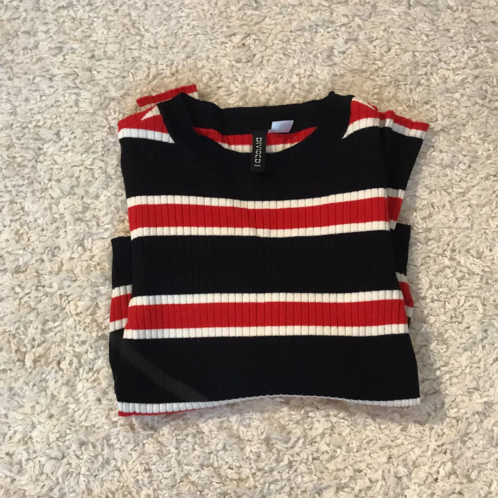 Långärmad tröja från h&m, divided, mörkblå med vita & röda ränder, strl XS😊💕. Tröjor & Koftor.