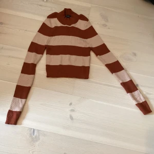 Randig långärmad  - Fin långärmad magtröja. Jätte stretching så den har inte samma form som på bilden. Aldrig använd 