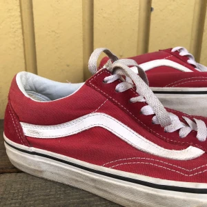 Vans - Röda, låga vans i storlek EUR 40.0. Säljer då de är för stora. Få tecken på användning.