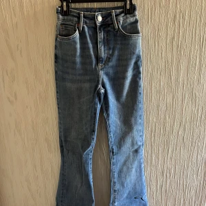 Blåa jeans från Bikbok - Blå jeans från Bikbok. Bra skick, använts ett par gånger. Ordinarie pris 600kr ny pris 200kr