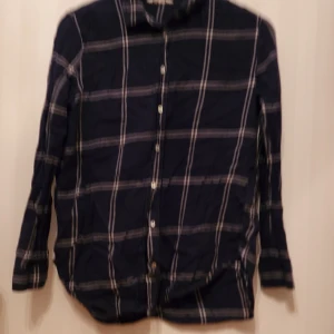 Rutig skjorta - Blå rutig skjorta. Använd men hel och ren.