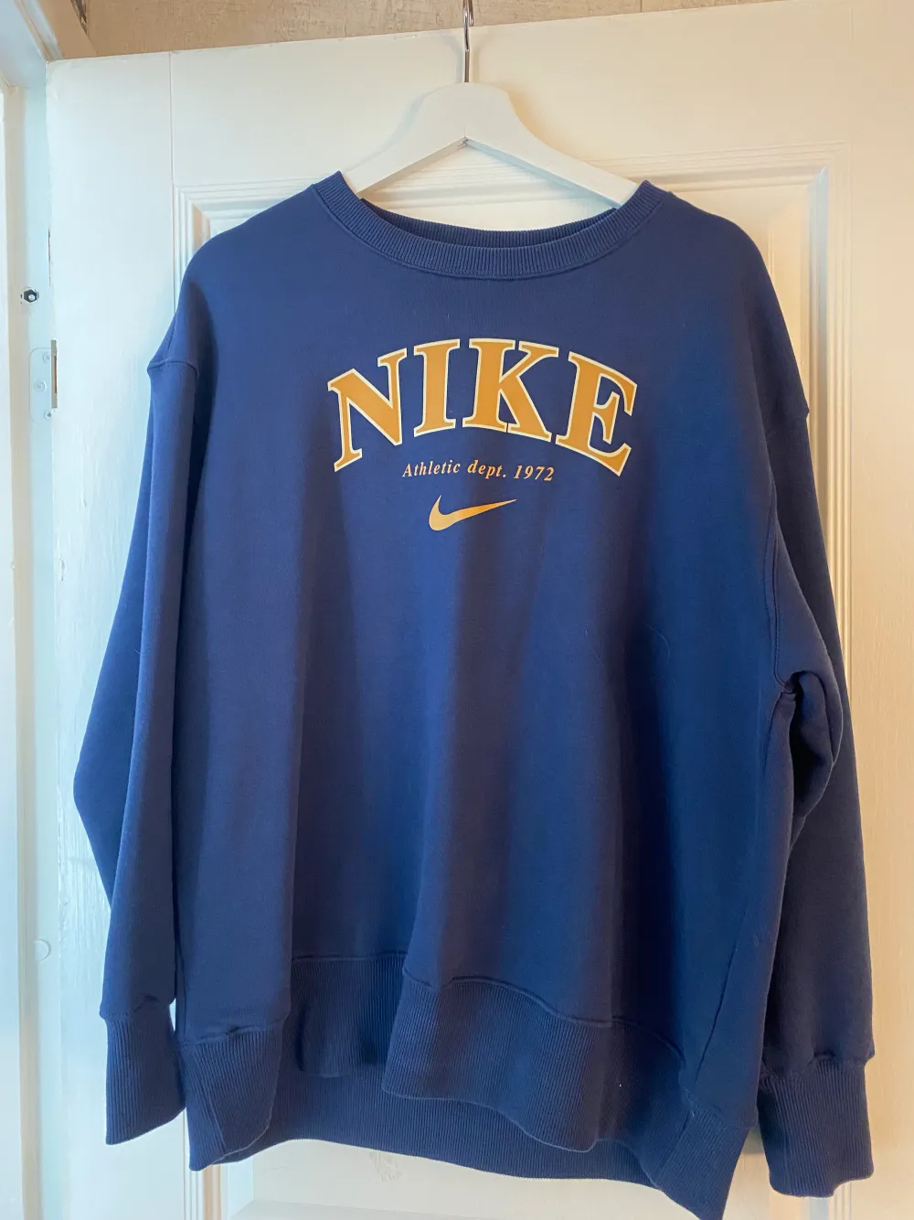 Jättefin vintage sweatshirt från Nike strl s men passar mig som vanligtvis har M/L💗 Aldrig använd och köpt för 900kr. Tröjor & Koftor.