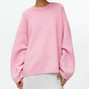 En tröja i alpackablanding från arket i en pastellrosa färg. Strl M, aldrig använt, endast testad. Slutsåld på hemsidan. 