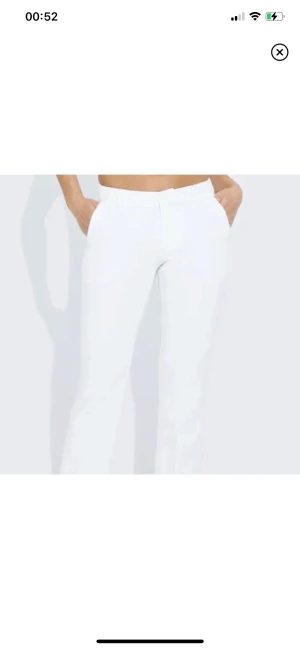 Lågmidjade kostymbyxor - Hej, säljer nu mina lågmidjade vita konstymbyxor som är skit snygga men tyvär för små för mig, skriv för mer bilder🥰 kan gå ner i pris för snabbköp  