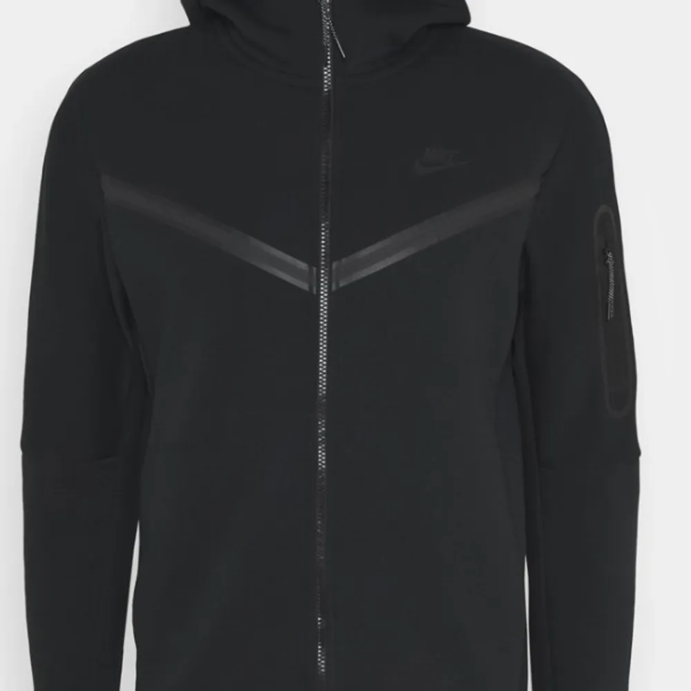 Säljer nu min Nike tech fleece storlek M. använd någon enstaka gång ser helt oanvänd utt pris kan pratas :). Hoodies.