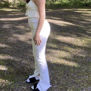 Jeans - Säljer dessa fina jeansen med slits helt  nya i storlek 34 kom privat för fler bilder