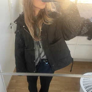 Vårjacka från Zara - Intressekoll på denhär fina jackan som pssar bra nu till våren. Från zara men är slutsåld