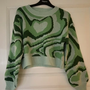 stickade tröjor - stickade tröjor alla i storlek XS! ❤️ den första är använd en gång, den andra ett fåtal gånger och samma gäller med den tredje. 150kr/st eller alla för 400kr (billigare!!) ❤️ frakt tillkommer