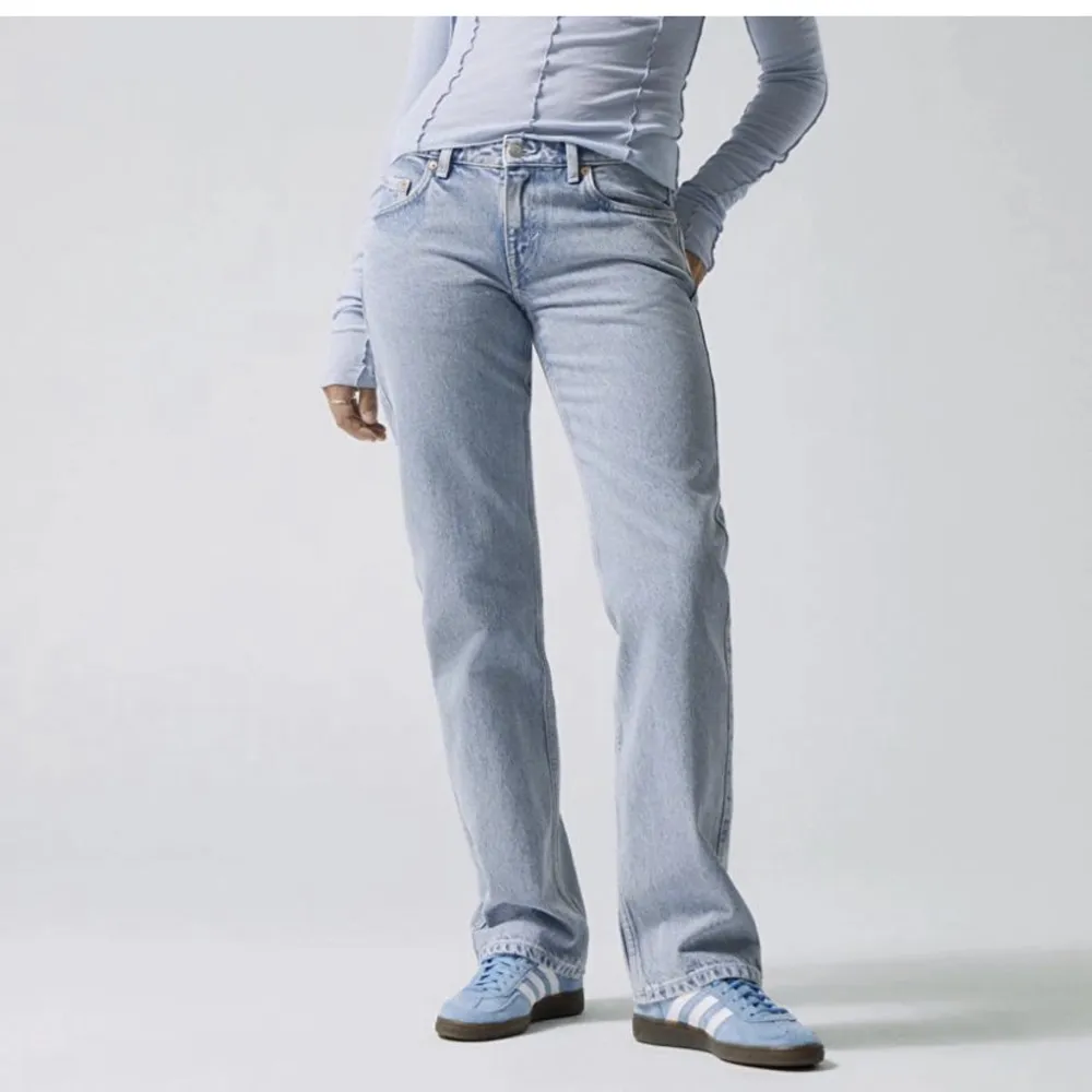 Säljer mina weekday jeans då de börjar bli försmå. Modellen är low arrow straight i färgen summer blue. Storleken är 25/32 och passar i längden för mig som är runt 164. Köpta efter sommaren för 590 och är fortfarande i bra skick. Köparen står för frakten💕. Jeans & Byxor.