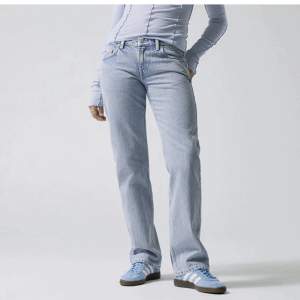 Säljer mina weekday jeans då de börjar bli försmå. Modellen är low arrow straight i färgen summer blue. Storleken är 25/32 och passar i längden för mig som är runt 164. Köpta efter sommaren för 590 och är fortfarande i bra skick. Köparen står för frakten💕