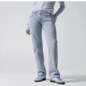Weekday jeans arrow - Säljer mina weekday jeans då de börjar bli försmå. Modellen är low arrow straight i färgen summer blue. Storleken är 25/32 och passar i längden för mig som är runt 164. Köpta efter sommaren för 590 och är fortfarande i bra skick. Köparen står för frakten💕
