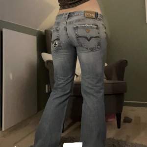 jätte fina jeans som är köpta på plick, används ett par ggr!! (bilder är lånade från förra ägaren)  midjemått: 78cm innebenslångd: 79cm 🥰