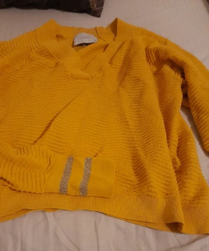 Tröja - Gul tröja aldrig använt 