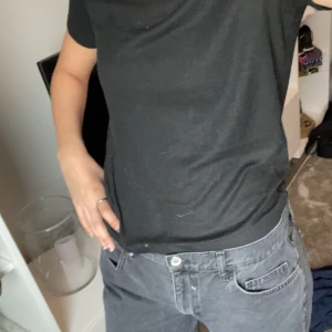 Låg midjade jeansshorts - Storlek 38 100kr eller bud❤️ har klippt till dom lite nere men inget som syns