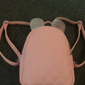 Väska - En väska med glitter öron. Den är ganska liten