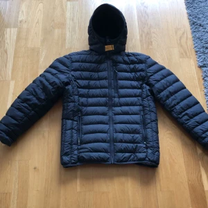 Parajumper jacka - Skick: 8/10 Storlek: Y-M Köpt för: 4299 kr