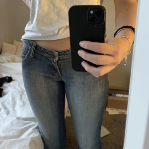 Lee jeans - Säljer dessa bootcut jeans jag köpte här på plick men som tyvärr inte passade mig. Frakten ligger på 69kr💜(De 2 första bilderna är lånade av tjejen jag köpte de av)
