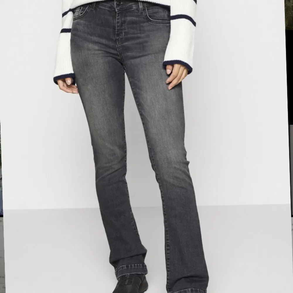 Säljer super snygga low rise utsvängda jeans i modellen fallon från LTB som inte längre används. De är i bra skick på grund av att jag inte använt de mycket alls och passar perfekt för längre tjejer. Passar mig som är 177cm lång❤️Finns kvar fortfarande!. Jeans & Byxor.