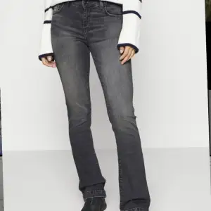 Säljer super snygga low rise utsvängda jeans i modellen fallon från LTB som inte längre används. De är i bra skick på grund av att jag inte använt de mycket alls och passar perfekt för längre tjejer. Passar mig som är 177cm lång❤️Finns kvar fortfarande!