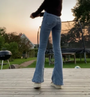 Bootcut jeans med slits - Helt oanvända bootcut jeans med slit från GinaTricot 💗💗jag är 160 cm