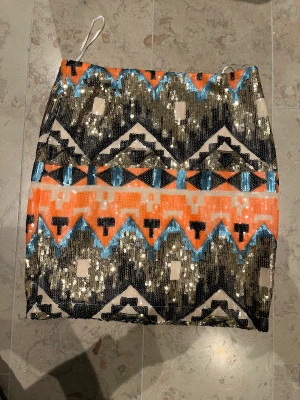 Kjol  - As snygg glitter kjol som passar perfekt till kanske en utgång. Använd fåtal gånger. 