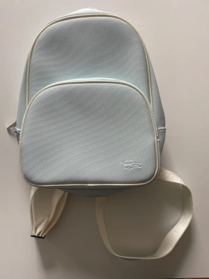 Lacoste ryggsäck - En liten babyblå / ”mintblå” ryggsäck. Knappt använd,