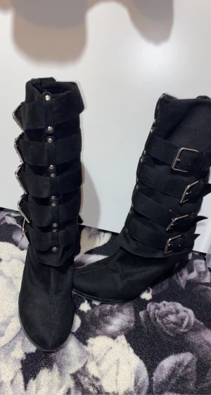 Säger mina nya boots  - Säljer mina svarta boots i storlek 41. Har använt dem 1 gång   ( skickar inget i post )