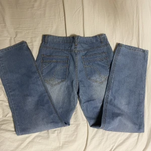 Jeans - Jeans i storlek 32😊