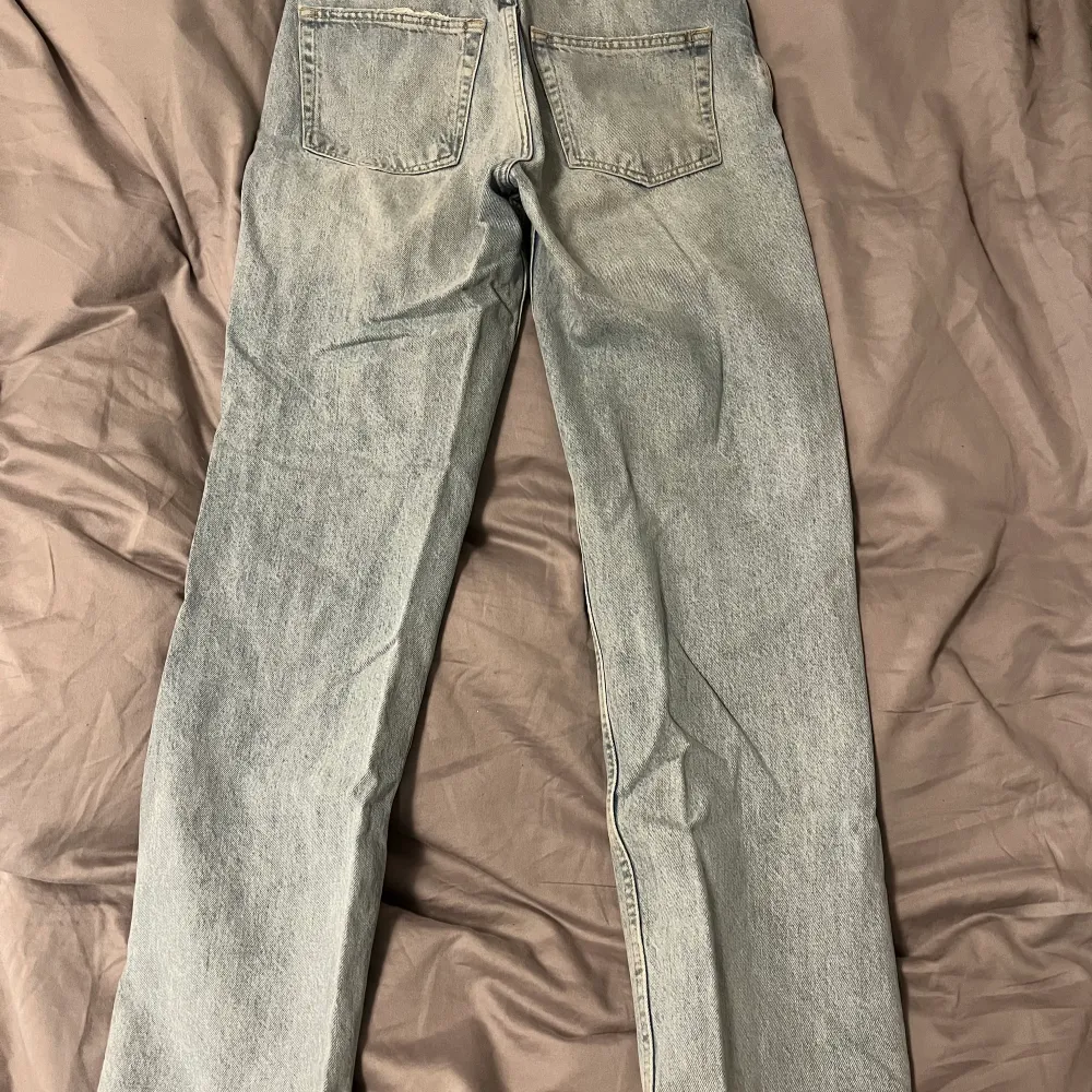 Snygga straight jeans med hål i knäna från Gina tricot strl 36. Väldigt snygga, nypris: 599kr. Säljer för 400kr.. Jeans & Byxor.
