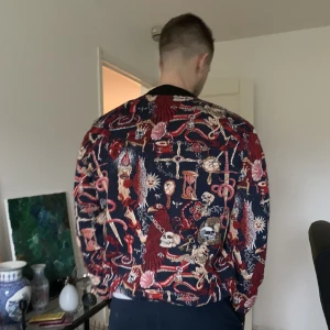 Jacka  - Ganska tunn i tyget. Passar vår eller höst. Helt oanvänd.