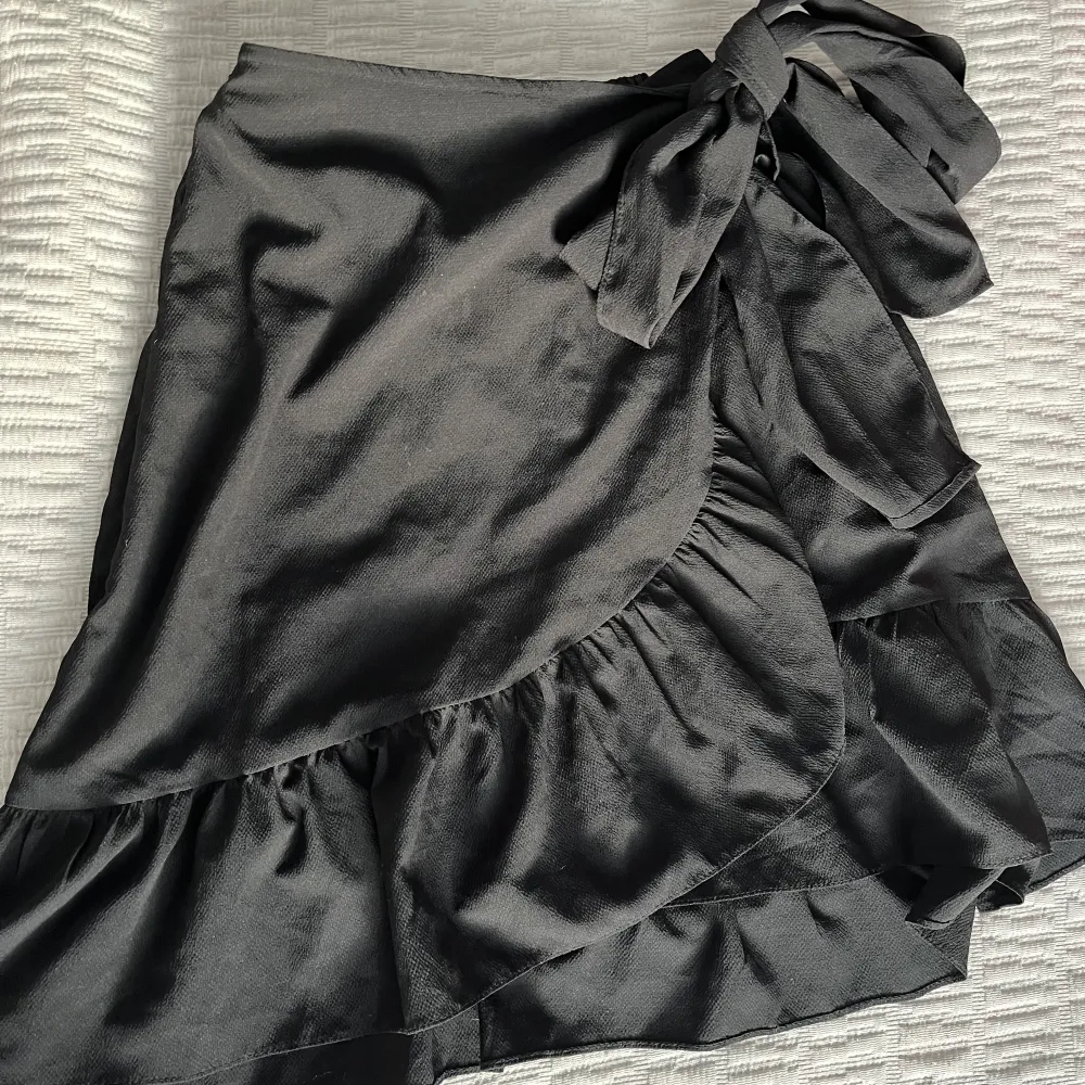 Säljer denna svarta kjol gör har flera andra kjolar. Den är i väldigt var skick och endast använd ett fåtal gånger.😚☀️. Kjolar.
