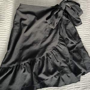 Säljer denna svarta kjol gör har flera andra kjolar. Den är i väldigt var skick och endast använd ett fåtal gånger.😚☀️