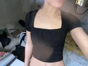 Svart cropped t -shirt - Säljer denna fina t shirt från asos. Den har typ extra tyg kring bysten så därför behöver man inte använda bh under. 