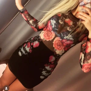 Klänning i mesh - Säljer en otroligt fin klänning med mesh på överkrpppen! Strl S. 