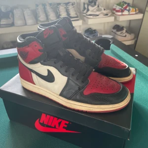 Air Jordan 1 High OG ”Bred Toe” - Tja säljer mina beaters, behöver en uppdatering så kommer sälja dessa!,  Box finns✅ äktahetsbevis ✅ 1799+frakt så har vi en deal🤝 
