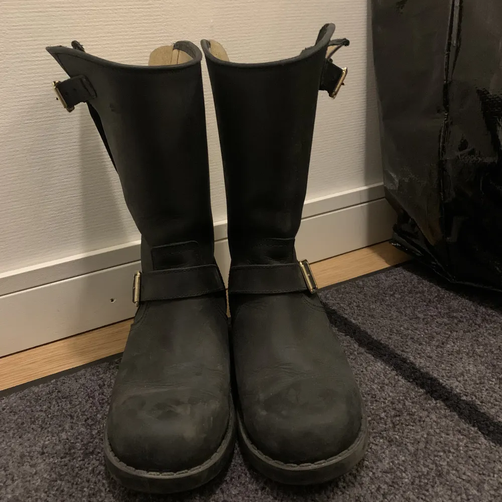 Nästintill oanvända lite lägre boots, har stått i en garderob för länge nu. De står storlek 40 i skorna men dom är defenitivt 41 åtminstone, jag har 41 vanligtvis och de passar bra på mig. Skor.