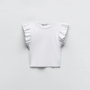 Topp - Säljer denna söta topp ifrån zara!🤍 Köpt i somras men aldrig använd!! 