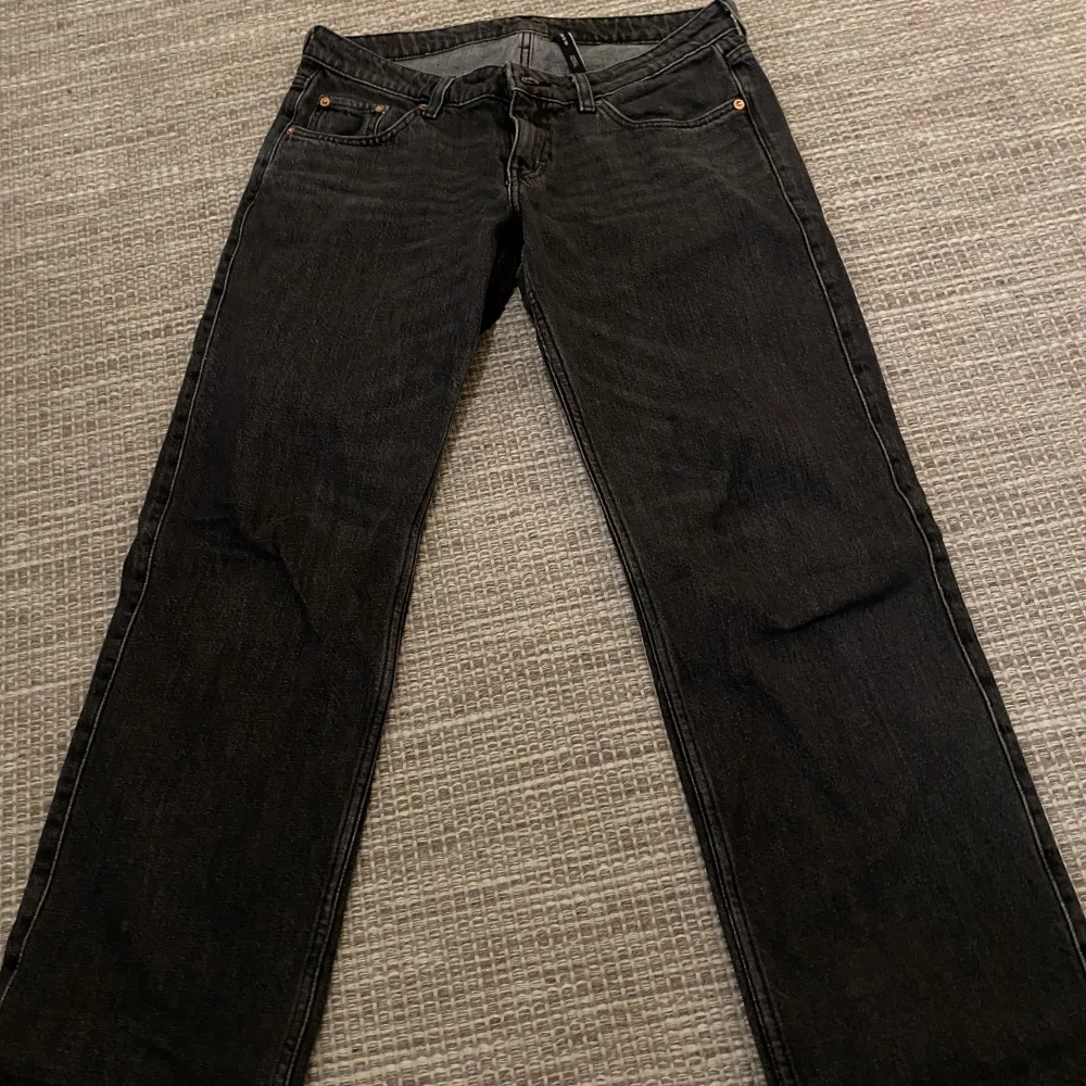 Svarta/gråa lågmidjade jeans från Weekday, skulle säga att dem är straight i benen och sitter perfekt i längden på mig som är 1,58!💕. Jeans & Byxor.