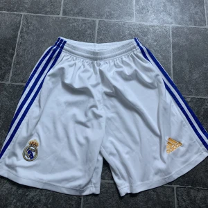 Real Madrid shorts  - Bra kvalite, Size M