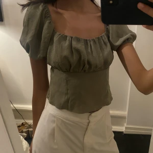 Olivgrön topp från missguided  - Med uringning fram o baktill 