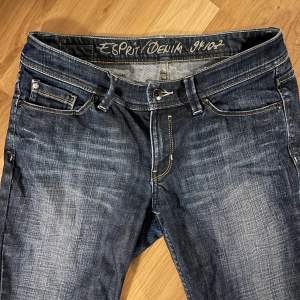 Lågmidjade bootcut jeans ifrån Esprit. Innerbensläng:77cm rakt över midjan:40cm.  Säljer till bra bud